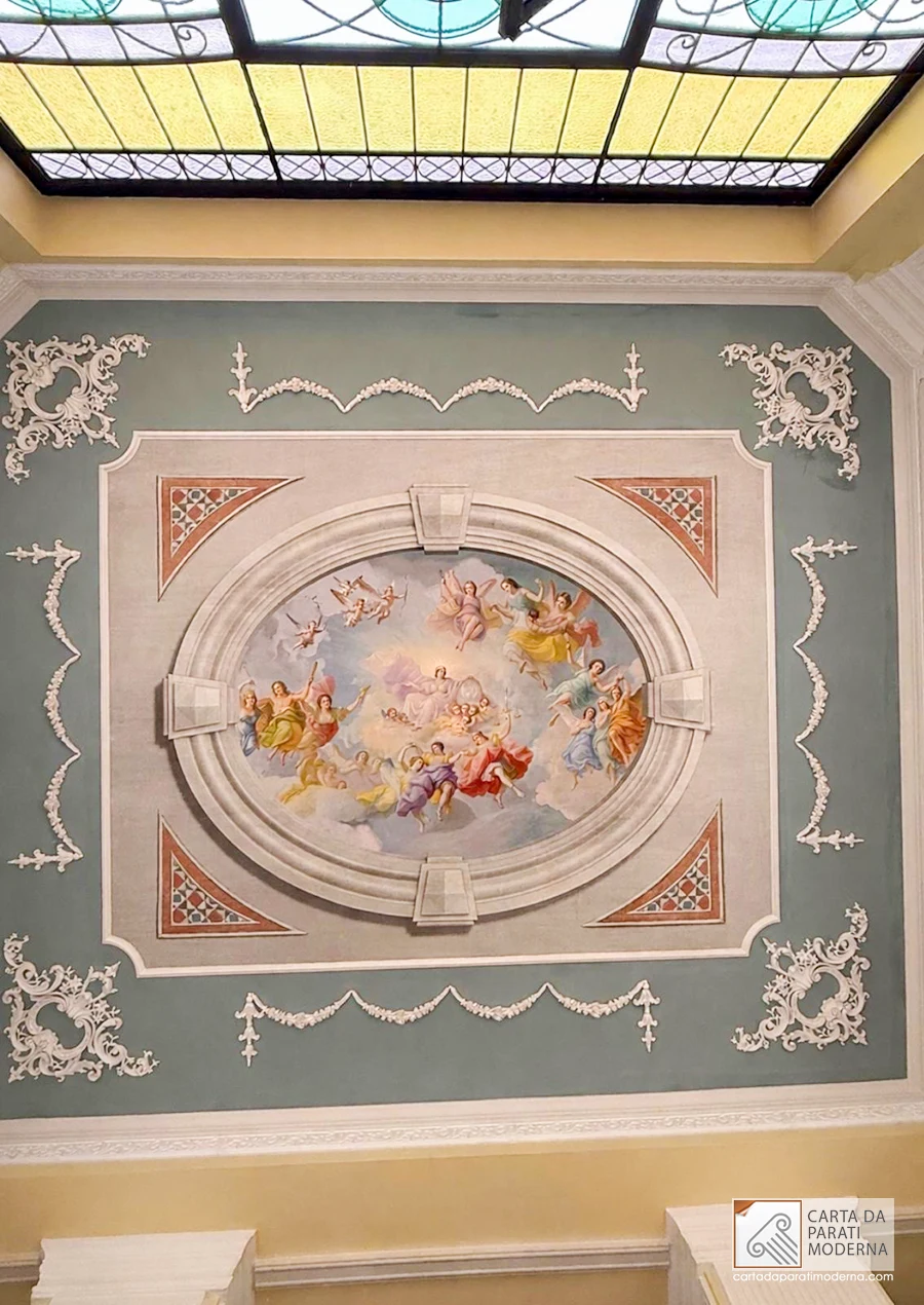 foto di un cliente affresco stampato su carta da parati applicata a soffitto