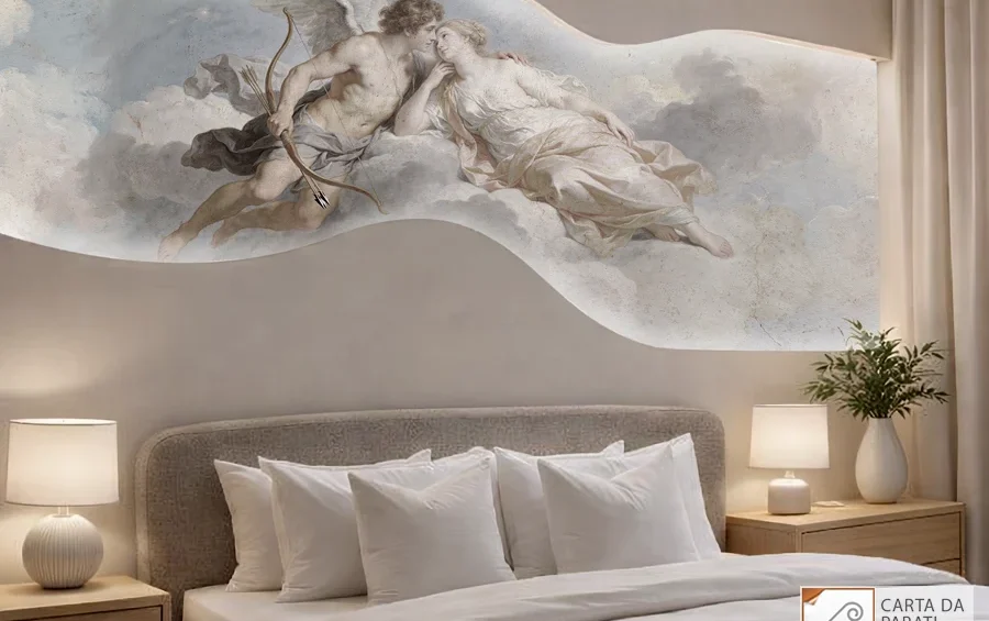 Affresco digitale inserito in una struttura in cartongesso dalle linee sinuose e ondulate, progettata per accoglierlo ed esaltarne la presenza scenografica, con un’illuminazione LED integrata che ne valorizza volumi, dettagli e profondità.